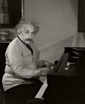 Альберт Эйнштейн играет на пианино